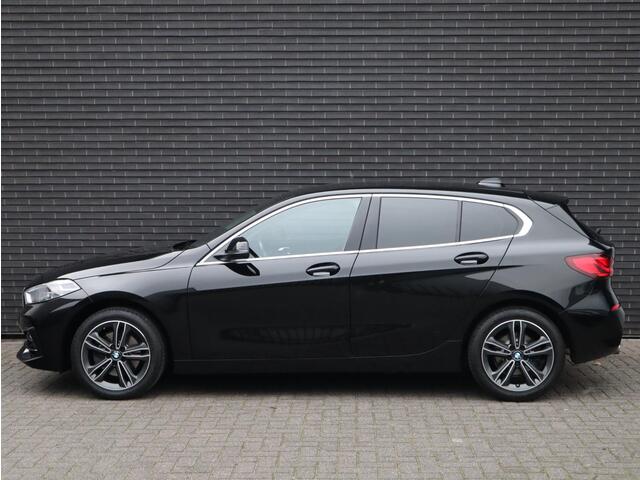 BMW 1-SERIE 118i Executive Sport Line Automaat / LED / 17 Inch / HiFi / Sportstoelen / Parkeersensoren voor+achter / Live Cockpit Plus /