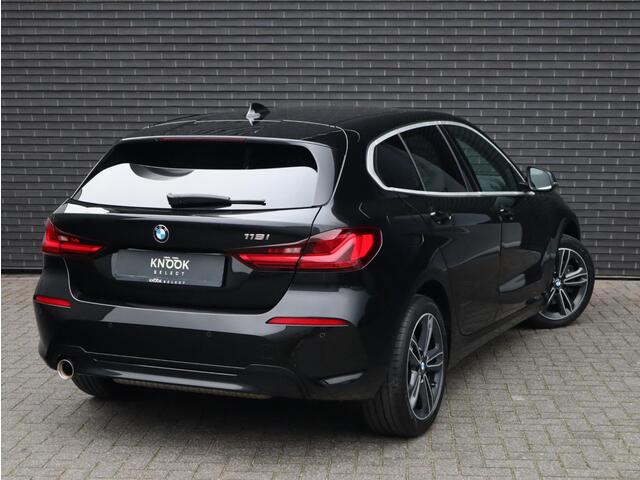 BMW 1-SERIE 118i Executive Sport Line Automaat / LED / 17 Inch / HiFi / Sportstoelen / Parkeersensoren voor+achter / Live Cockpit Plus /