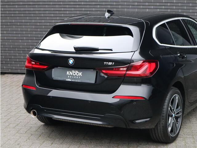 BMW 1-SERIE 118i Executive Sport Line Automaat / LED / 17 Inch / HiFi / Sportstoelen / Parkeersensoren voor+achter / Live Cockpit Plus /