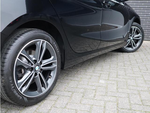 BMW 1-SERIE 118i Executive Sport Line Automaat / LED / 17 Inch / HiFi / Sportstoelen / Parkeersensoren voor+achter / Live Cockpit Plus /