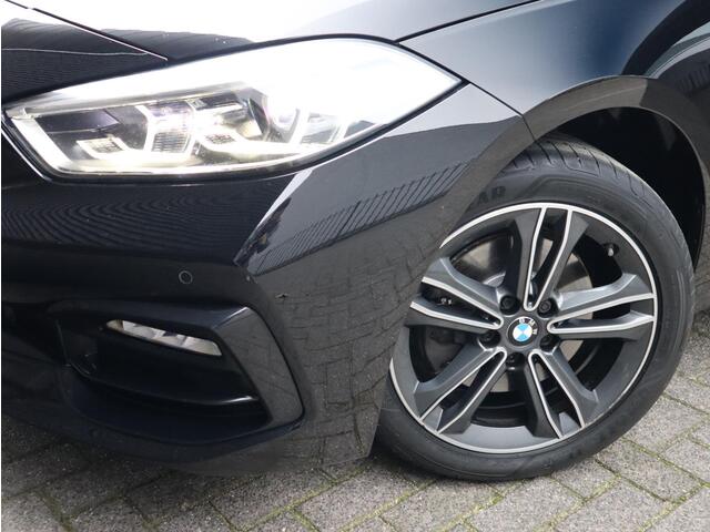 BMW 1-SERIE 118i Executive Sport Line Automaat / LED / 17 Inch / HiFi / Sportstoelen / Parkeersensoren voor+achter / Live Cockpit Plus /