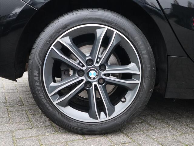 BMW 1-SERIE 118i Executive Sport Line Automaat / LED / 17 Inch / HiFi / Sportstoelen / Parkeersensoren voor+achter / Live Cockpit Plus /