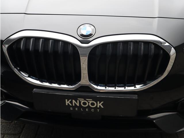 BMW 1-SERIE 118i Executive Sport Line Automaat / LED / 17 Inch / HiFi / Sportstoelen / Parkeersensoren voor+achter / Live Cockpit Plus /