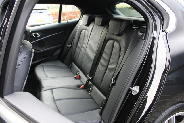 BMW 1-SERIE 118i High Executive M Sport Automaat / Sportstoelen / Laserlicht / Live Cockpit Professional / M Sportonderstel / Stoelverwarming