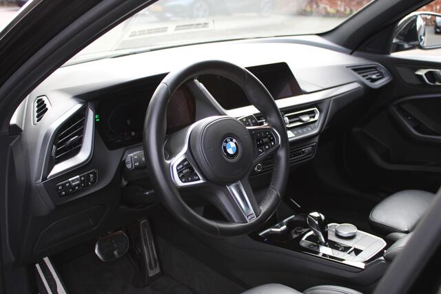 BMW 1-SERIE 118i High Executive M Sport Automaat / Sportstoelen / Laserlicht / Live Cockpit Professional / M Sportonderstel / Stoelverwarming
