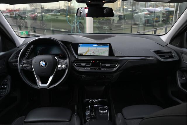 BMW 1-SERIE 118i Sport Line Automaat / Sportstoelen / LED / Live Cockpit Professional / Cruise Control