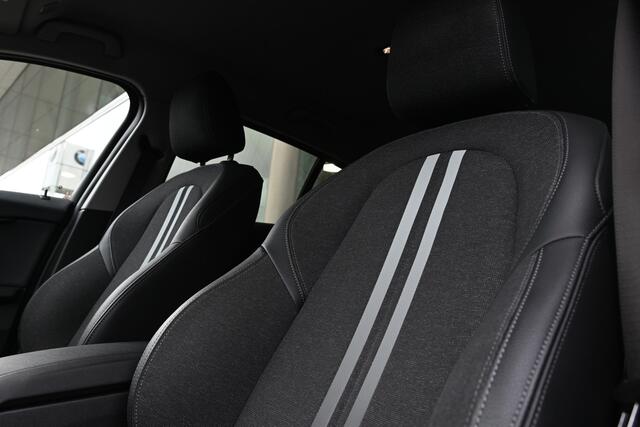 BMW 1-SERIE 118i Sport Line Automaat / Sportstoelen / LED / Live Cockpit Professional / Cruise Control