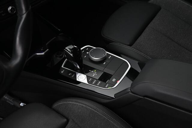 BMW 1-SERIE 118i Sport Line Automaat / Sportstoelen / LED / Live Cockpit Professional / Cruise Control