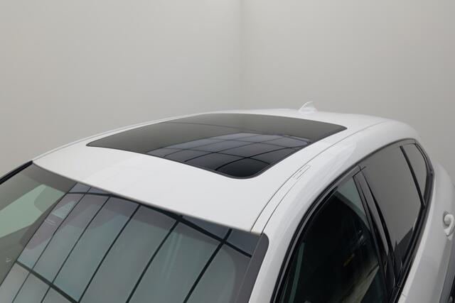 BMW 1-SERIE 118i Executive Edition | Pano | Stoelverwarming | Half leer