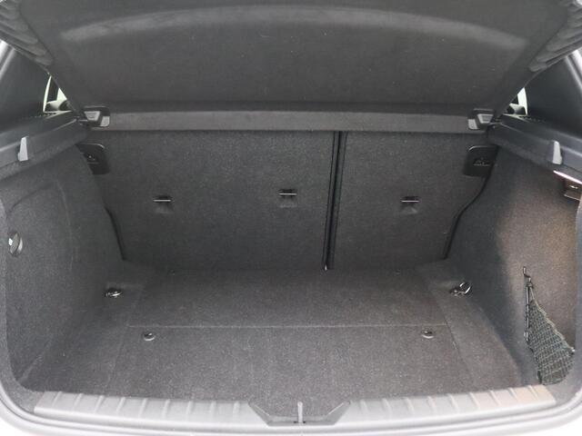 BMW 1-SERIE 118i Executive 136PK Aut8 Trekhaak, Achteruitrijcamera, Alarm, Clima, Navi, 17" LM velgen, Cruise Controle, Full LED Koplampen