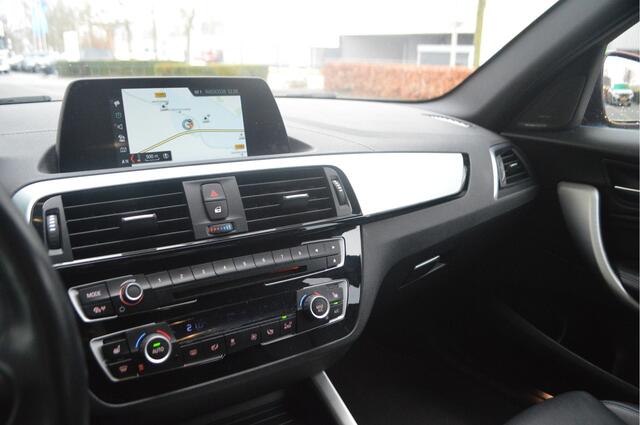 BMW 1-SERIE 118i Executive Automaat / Sportstoelen / LED / M Sportonderstel / Apple CarPlay / Stoelverwarming / Cruise Control