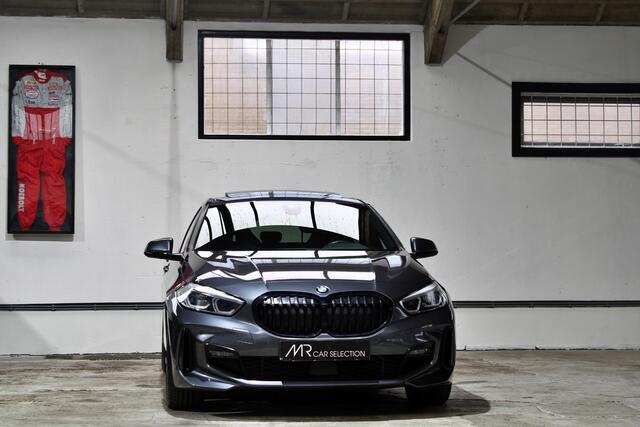 BMW 1-SERIE 118i Business Edition | M-Sport | Shadow Line | Panoramadak | Apple Carplay | 18 inch | NL auto | BTW |