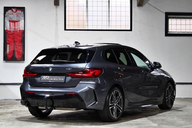 BMW 1-SERIE 118i Business Edition | M-Sport | Shadow Line | Panoramadak | Apple Carplay | 18 inch | NL auto | BTW |