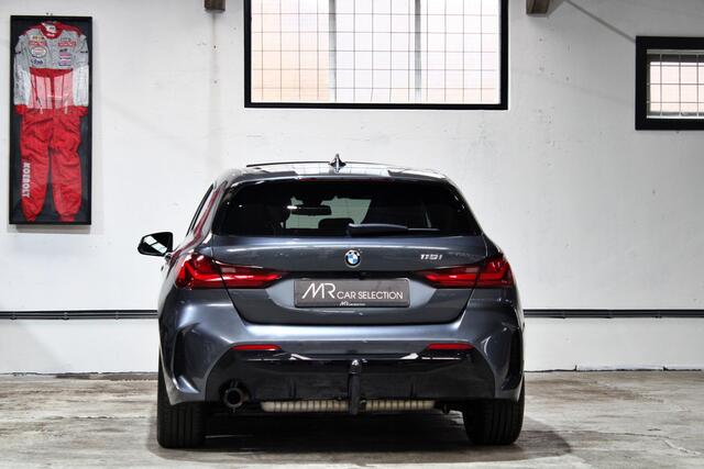 BMW 1-SERIE 118i Business Edition | M-Sport | Shadow Line | Panoramadak | Apple Carplay | 18 inch | NL auto | BTW |