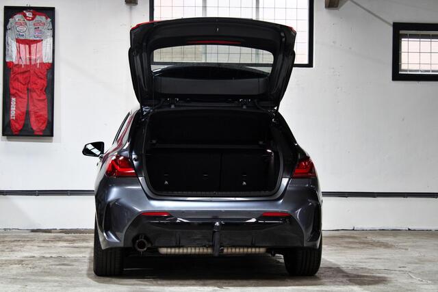 BMW 1-SERIE 118i Business Edition | M-Sport | Shadow Line | Panoramadak | Apple Carplay | 18 inch | NL auto | BTW |