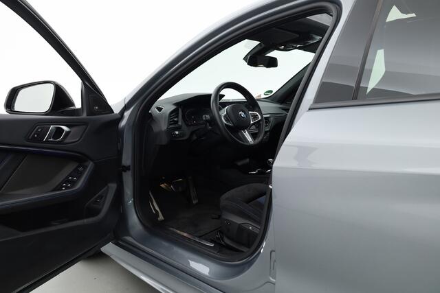 BMW 1-SERIE 118i M-Sport Pro - Orig. NL | ShadowLine | S/K-dak | Dig. Cockpit | HarmanKardon | Stuur-+Stoelverw. | Nav+App.connect | Camera+PDC | Elek. Klep | LED V