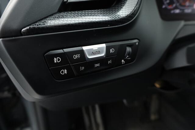 BMW 1-SERIE 118i M-Sport Pro - Orig. NL | ShadowLine | S/K-dak | Dig. Cockpit | HarmanKardon | Stuur-+Stoelverw. | Nav+App.connect | Camera+PDC | Elek. Klep | LED V