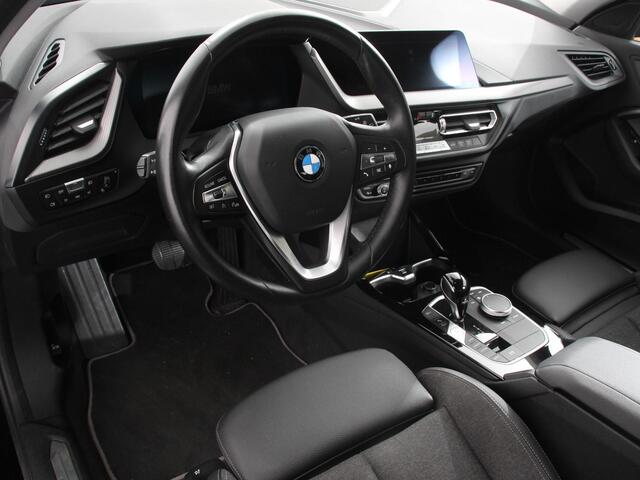 BMW 1-SERIE 118i Automaat High Executive | Navigatie | Apple Carplay/Android Auto | Parkeersensoren | Virtual Cockpit | Stoelverwarming | Cruise Control | Ledverlichting | Sfeerverlichting | Getinte ramen | Climate Control
