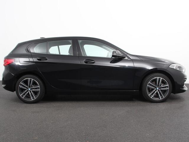 BMW 1-SERIE 118i Automaat High Executive | Navigatie | Apple Carplay/Android Auto | Parkeersensoren | Virtual Cockpit | Stoelverwarming | Cruise Control | Ledverlichting | Sfeerverlichting | Getinte ramen | Climate Control