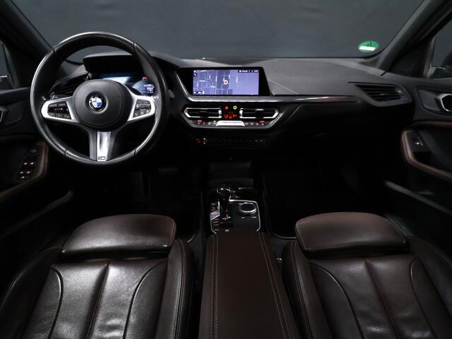 BMW 1-SERIE 118i M-Sport [M STUUR, APPLE CARPLAY, ANDROID, LEDVERLICHTING, STOELVERWARMING, PDC V+A, VOL LEDER, CRUISE, CLIMATE, NIEUWSTAAT]