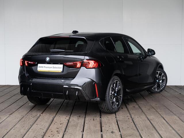 BMW 1-SERIE 120 | M Sportpakket | Premium Pack | Stuurwielrand verwarmd | Comfort Access | Achteruitrijcamera | Stoelverwarming | 18''