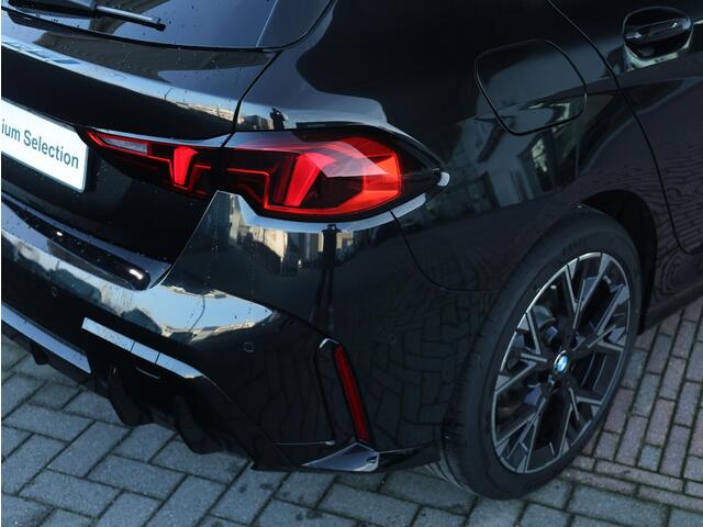BMW 1-SERIE 120 M Sport Design Edition 18 inch LM/ Achteruitrijcamera/ Sportstoelen/ Getint Glas/ Stoelverwarming