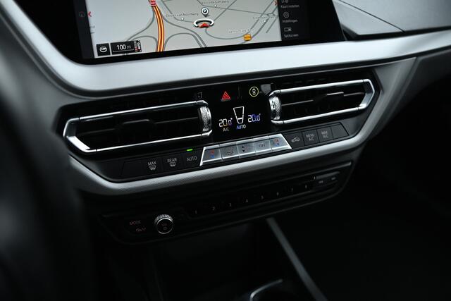 BMW 1-SERIE 118i Automaat / LED / Live Cockpit Professional / PDC / Airconditioning / Cruise Control