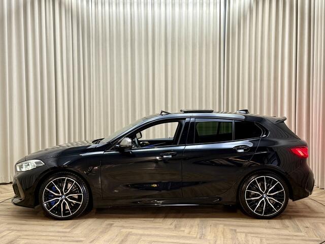 BMW 1-SERIE M135i xDrive *Panoramadak* Head-Up / Adaptive Cruise / Harman/Kardon / Keyless / Lederen Kuipstoelen / Carplay / Camera / 19'' LMV