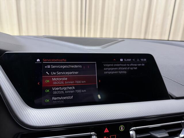 BMW 1-SERIE M135i xDrive *Panoramadak* Head-Up / Adaptive Cruise / Harman/Kardon / Keyless / Lederen Kuipstoelen / Carplay / Camera / 19'' LMV