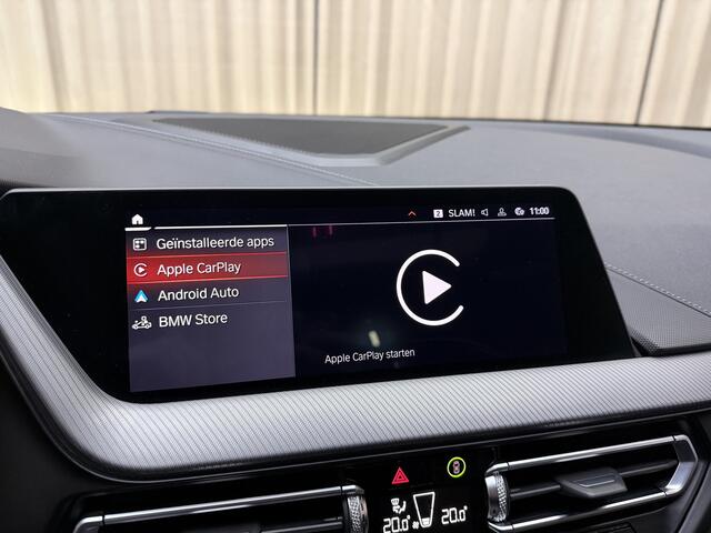 BMW 1-SERIE M135i xDrive *Panoramadak* Head-Up / Adaptive Cruise / Harman/Kardon / Keyless / Lederen Kuipstoelen / Carplay / Camera / 19'' LMV