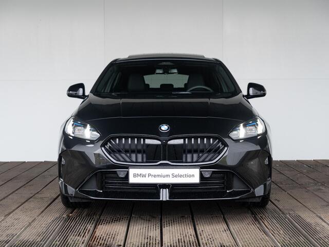 BMW 1-SERIE 120 | M Sportpakket Pro | Premium Pack | Stuurwielrand verwarmd | Comfort Access | Achteruitrijcamera | Panoramadak | Driving Assistant Plus