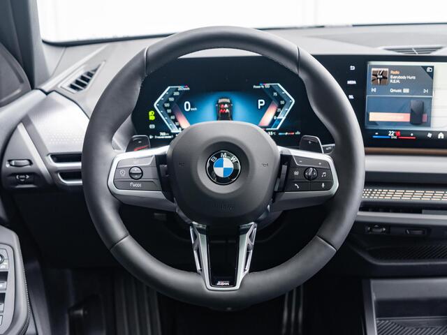 BMW 1-SERIE 120 | M Sportpakket Pro | Premium Pack | Stuurwielrand verwarmd | Comfort Access | Achteruitrijcamera | Panoramadak | Driving Assistant Plus