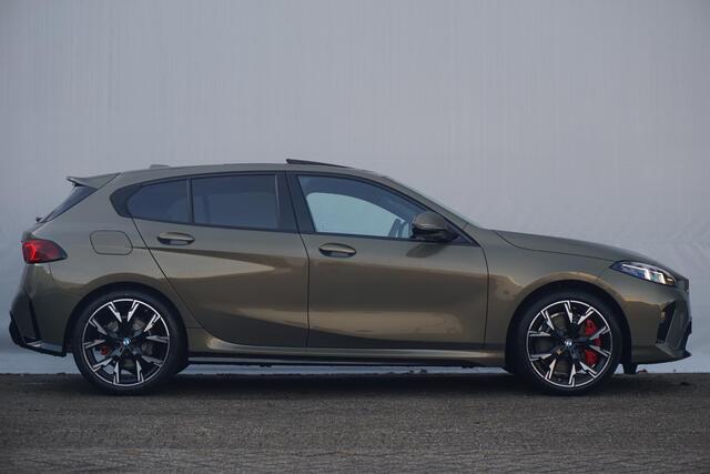 BMW 1-SERIE 123 xDrive M Sportpakket Pro 19'' / Panoramadak / Elektrisch verstelbare stoelen / Harman Kardon