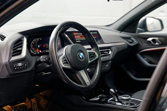 BMW 1-SERIE 118i M-Sport Panoramadak, Pro pakket, Camera, Apple Car Play