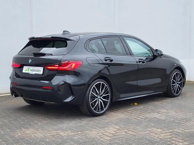 BMW 1-SERIE 118i Automaat / Dealer Onderhouden / M-Sport / Navigatie / Schuif- en Kantel Dak / Harman Kardon / Sportstoelen / Achteruitrijcamera / Head- up display / Apple Carplay & Android Auto /