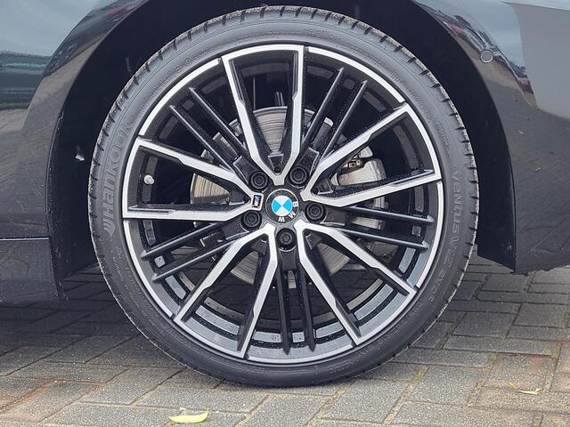 BMW 1-SERIE 118i Automaat / Dealer Onderhouden / M-Sport / Navigatie / Schuif- en Kantel Dak / Harman Kardon / Sportstoelen / Achteruitrijcamera / Head- up display / Apple Carplay & Android Auto /