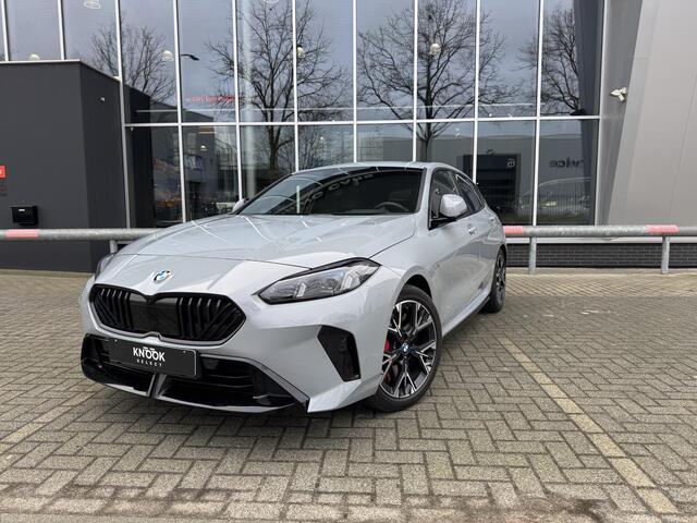 BMW 1-SERIE 120 M Sport Pro / Panoramadak / Head Up / Live Cockpit professional / Comforttoegang / Adaptief M-onderstel / Sportstoel / 360 Camera / Driving Assistant /