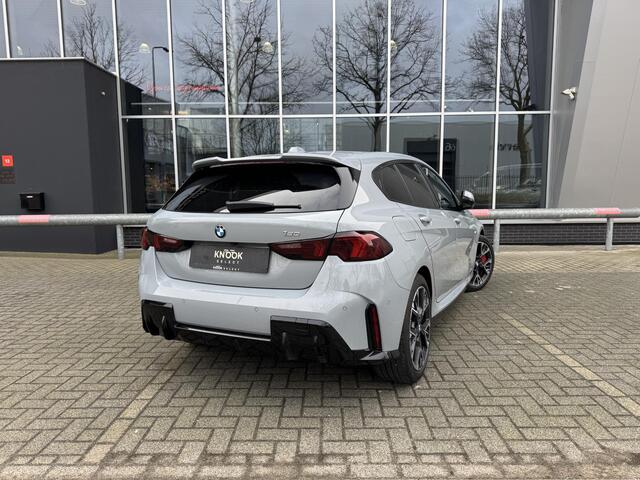 BMW 1-SERIE 120 M Sport Pro / Panoramadak / Head Up / Live Cockpit professional / Comforttoegang / Adaptief M-onderstel / Sportstoel / 360 Camera / Driving Assistant /