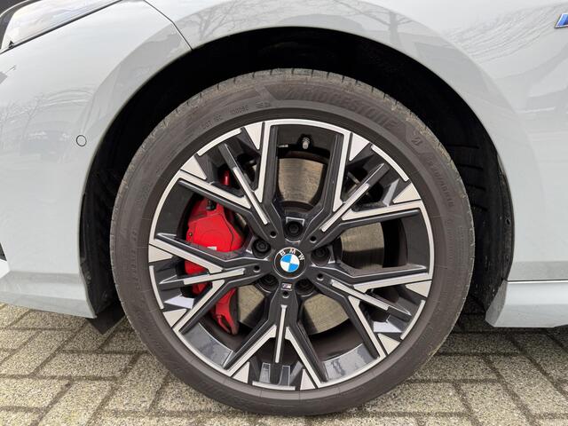 BMW 1-SERIE 120 M Sport Pro / Panoramadak / Head Up / Live Cockpit professional / Comforttoegang / Adaptief M-onderstel / Sportstoel / 360 Camera / Driving Assistant /