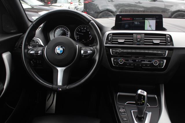 BMW 1-SERIE 118i Edition M Sport Shadow High Exe. / Leder / Navigatie / Parkeerhulp achter / Keyless / 18'' / Getint glas / Stoelverwarming / Cruise Control