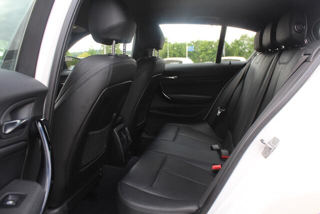 BMW 1-SERIE 118i Edition M Sport Shadow High Exe. / Leder / Navigatie / Parkeerhulp achter / Keyless / 18'' / Getint glas / Stoelverwarming / Cruise Control