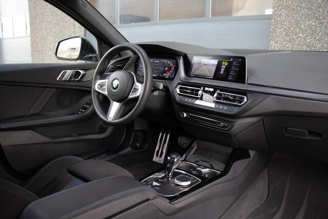 BMW 1-SERIE M135i xDrive | Pano | Shadow-Line | LED Projector | Live Cockpit | HUD | Carplay | Sfeer | Active Guard Plus | Camera | Draadloos Laden | 19 Inch M-Sport | Keyless | 1 Eigenaar | Dealer Onderhouden | BTW | Garantie