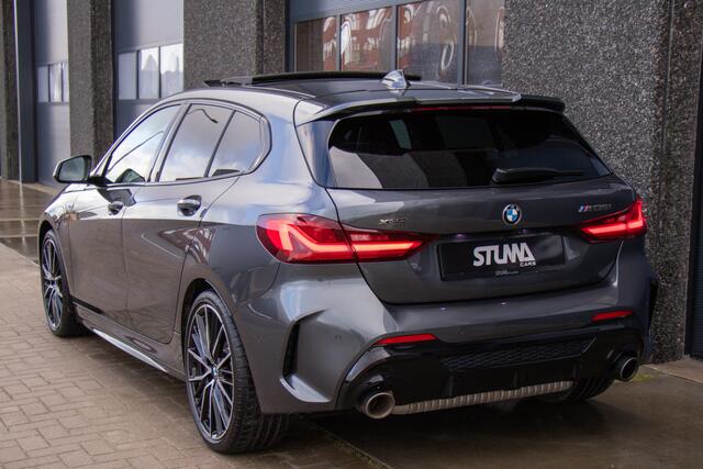 BMW 1-SERIE M135i xDrive | Pano | Shadow-Line | LED Projector | Live Cockpit | HUD | Carplay | Sfeer | Active Guard Plus | Camera | Draadloos Laden | 19 Inch M-Sport | Keyless | 1 Eigenaar | Dealer Onderhouden | BTW | Garantie