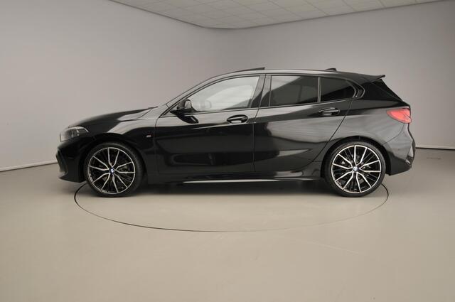BMW 1-SERIE 5-deurs 118i | M-Sportpakket | LED | Leder | Navigatie | Schuifdak | Sportstoelen | Active cruise | DAB | Hifi speakers | Alu 19 inch