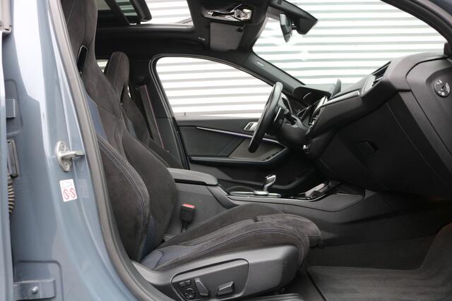 BMW 1-SERIE M135i xDrive High Executive (Panodak Sportleder/Memory Carplay HeadUp HarmanKardon Camera Keyless Full-Led PrivacyGlass)