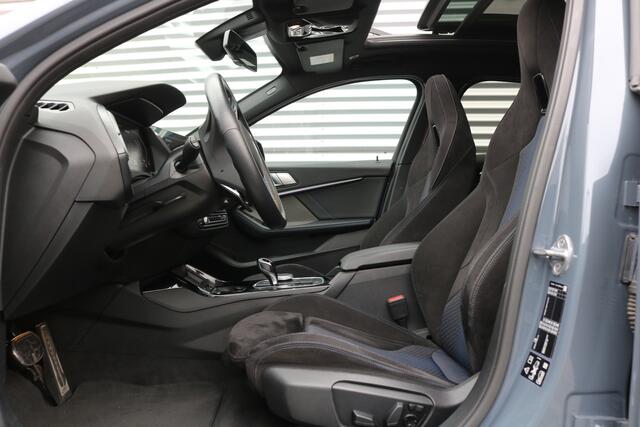 BMW 1-SERIE M135i xDrive High Executive (Panodak Sportleder/Memory Carplay HeadUp HarmanKardon Camera Keyless Full-Led PrivacyGlass)