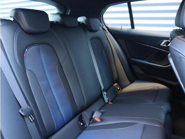 BMW 1-SERIE 118i | Executive | M Sportpakket | Sportstoelen | Apple Carplay | Hi-Fi | Stuurwielrand Verwarmd | Stoelverwarming | Climate Control | 18'' LMV