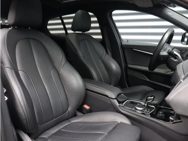 BMW 1-SERIE 5-deurs 118i | High Executive | M Sportpakket | Panodak | Head-Up | Harman Kardon | Elektr. Stoelen | Adaptive Cruise Control | Comfort Access | 18'' LMV