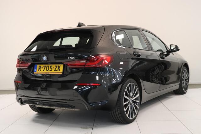 BMW 1-SERIE 118i Business Edition Plus | Camera | Climate control | 18"Lichtmetaal | Sport Line |