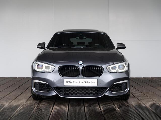 BMW 1-SERIE M140i | High Executive | Akrapovic | Harman-Kardon | Stuurwielrand verwarmd | Achteruitrijcamera | Schuif-/kanteldak | Stoelverwarming
